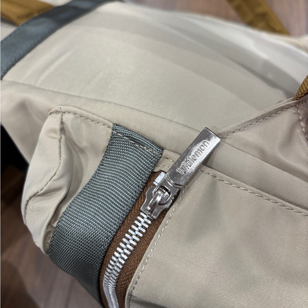 Lululemon Wunderlust Backpack Mini 14L Tan khaki - Picture 7 of 10